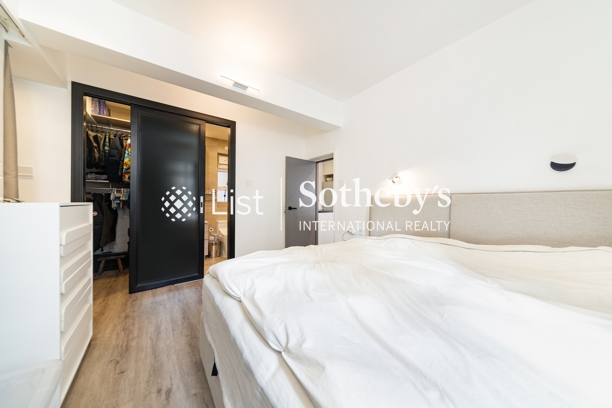 Gold King Mansion 高景大厦 | Walk-in Closet in Master Bedroom 