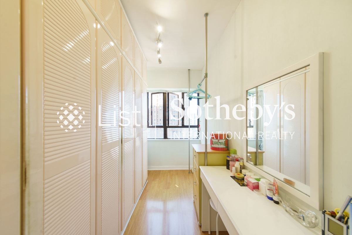 Gardenview Heights 嘉景臺 | Walk-in Closet in Master Bedroom 