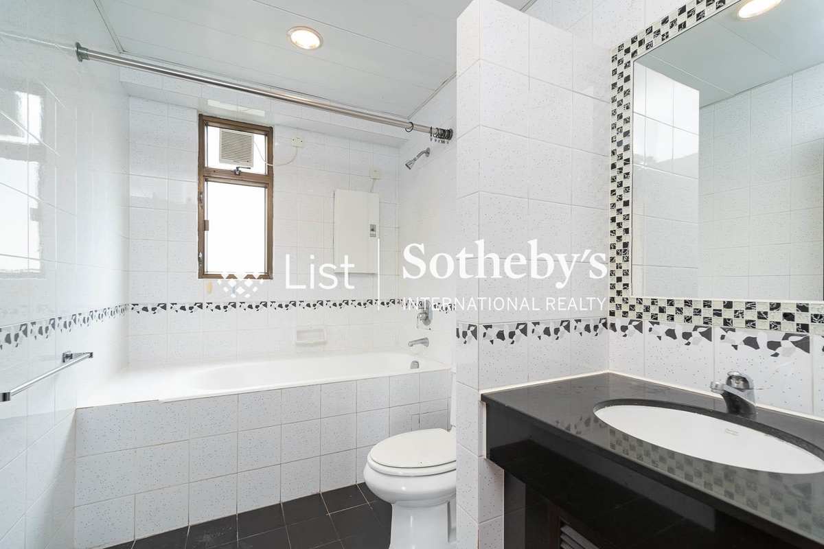 2 Old Peak Road 舊山頂道2號 | Guest Bathroom