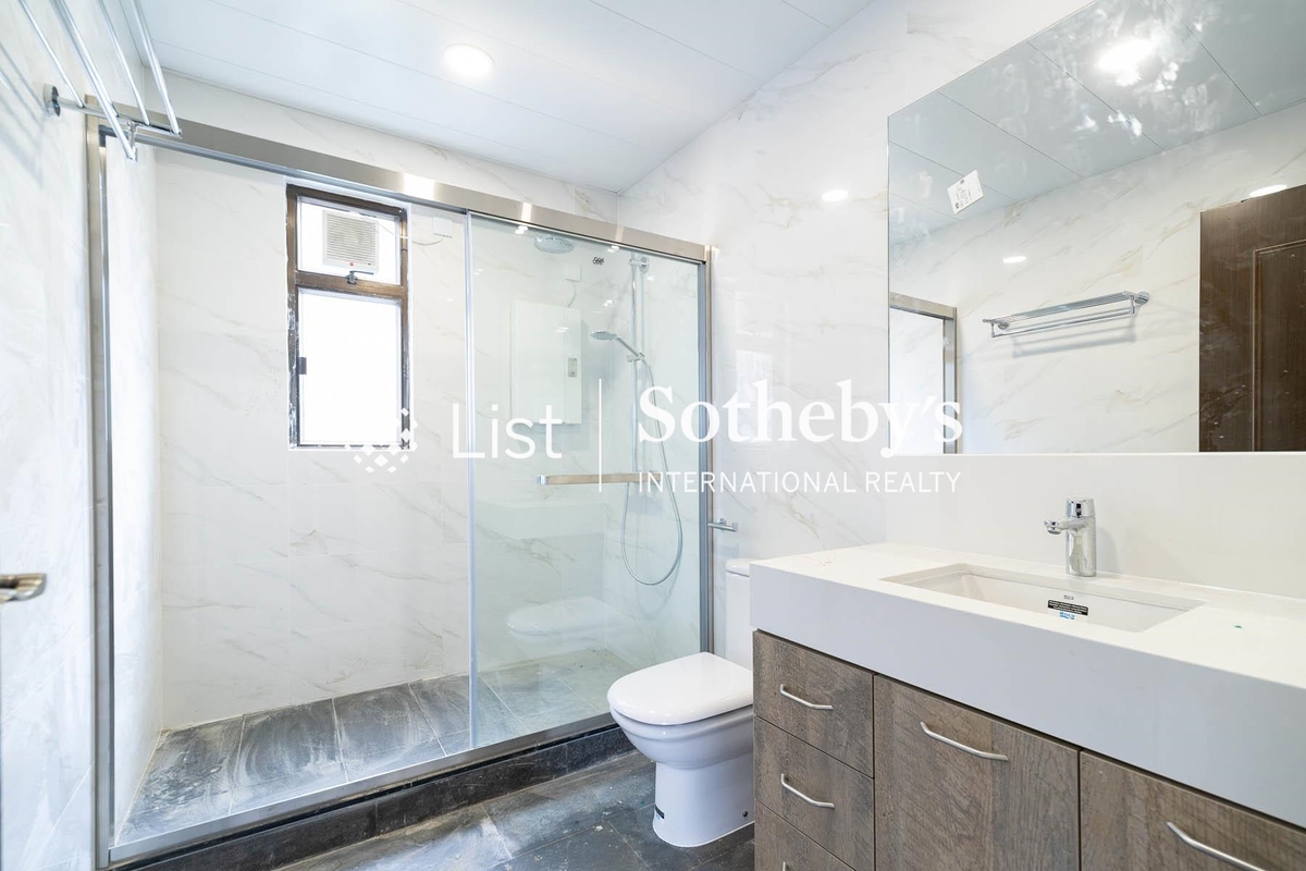 2 Old Peak Road 舊山頂道2號 | Guest Bathroom