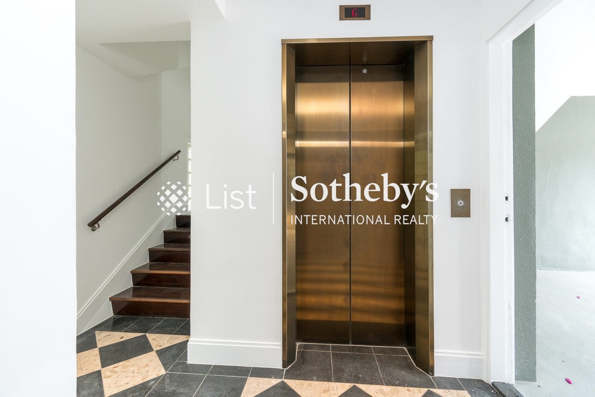 12A South Bay Road 南灣道12A號 | Private lift
