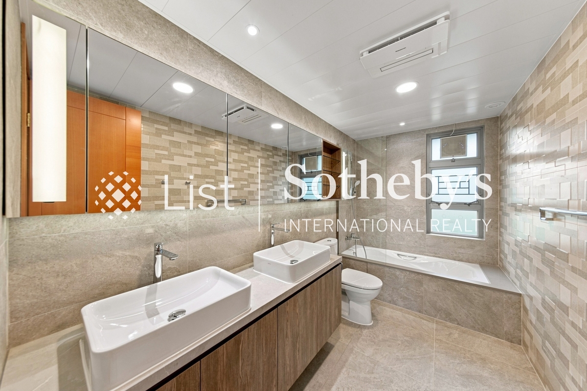 Residence Bel-Air Phase 2 South Tower 贝沙湾 2期 南岸 | Walk-in Closet in Master Bedroom 