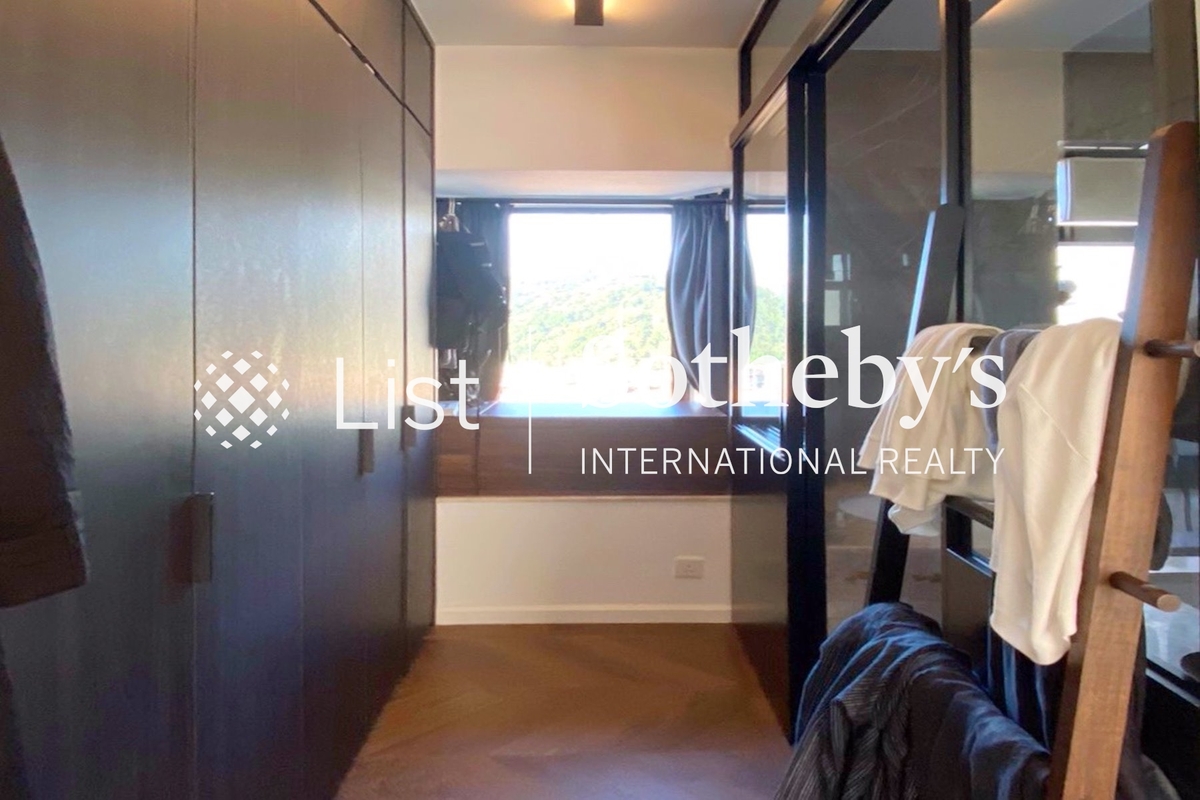 Royal Court 騰黃閣 | Walk-in Closet in Master Bedroom 