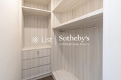 C.C. Lodge 優悠台 | Walk-in Closet in Master Bedroom