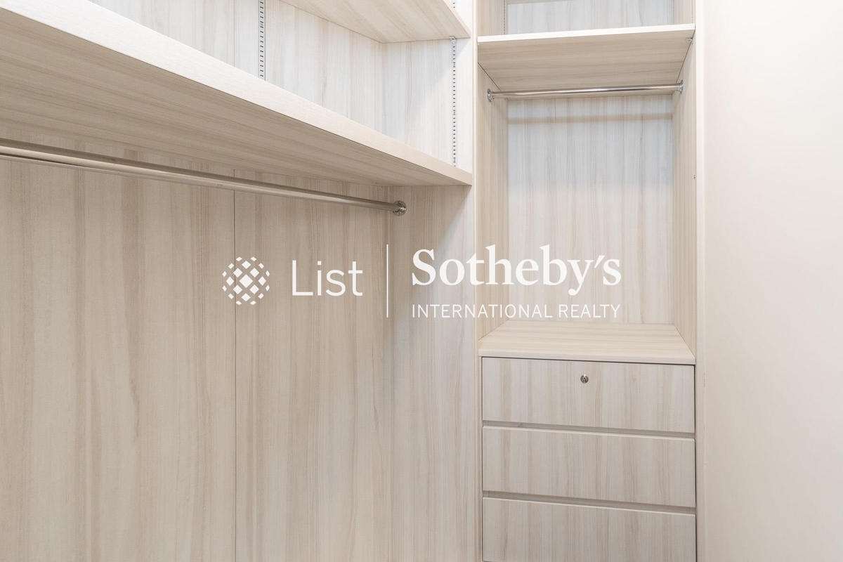 C.C. Lodge 優悠台 | Walk-in Closet in Master Bedroom