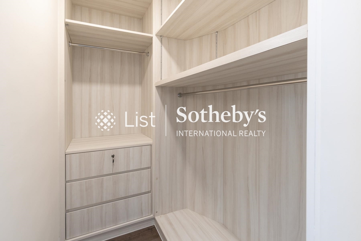 C.C. Lodge 優悠台 | Walk-in Closet in Master Bedroom
