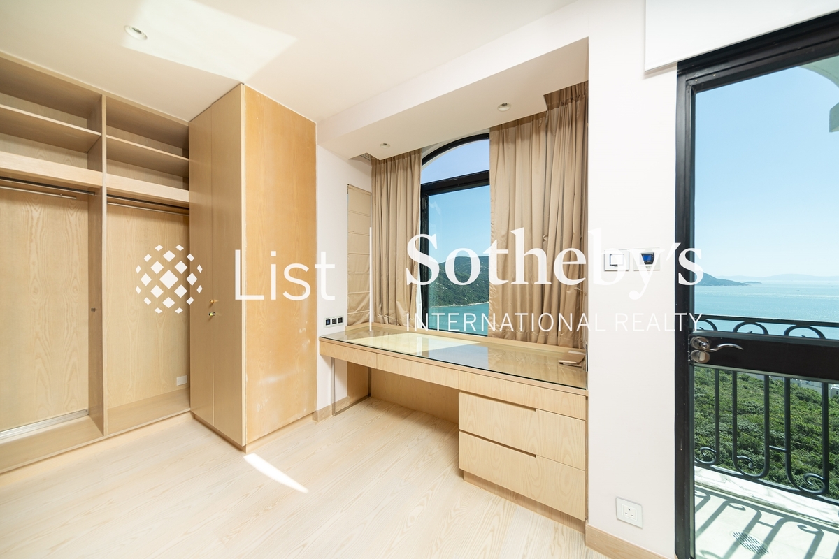 Villa Rosa 玫瑰園 | Walk-in Closet in Master Bedroom 