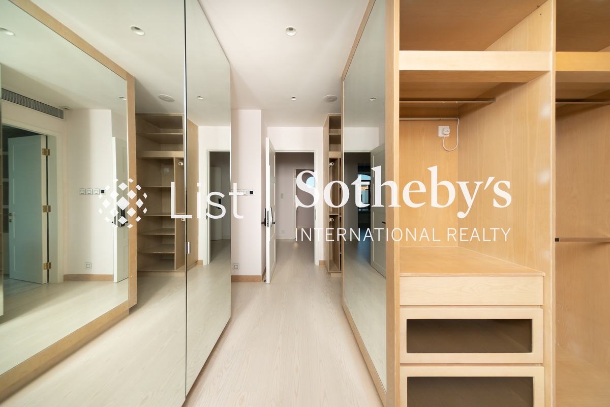 Villa Rosa 玫瑰園 | Walk-in Closet in Master Bedroom 