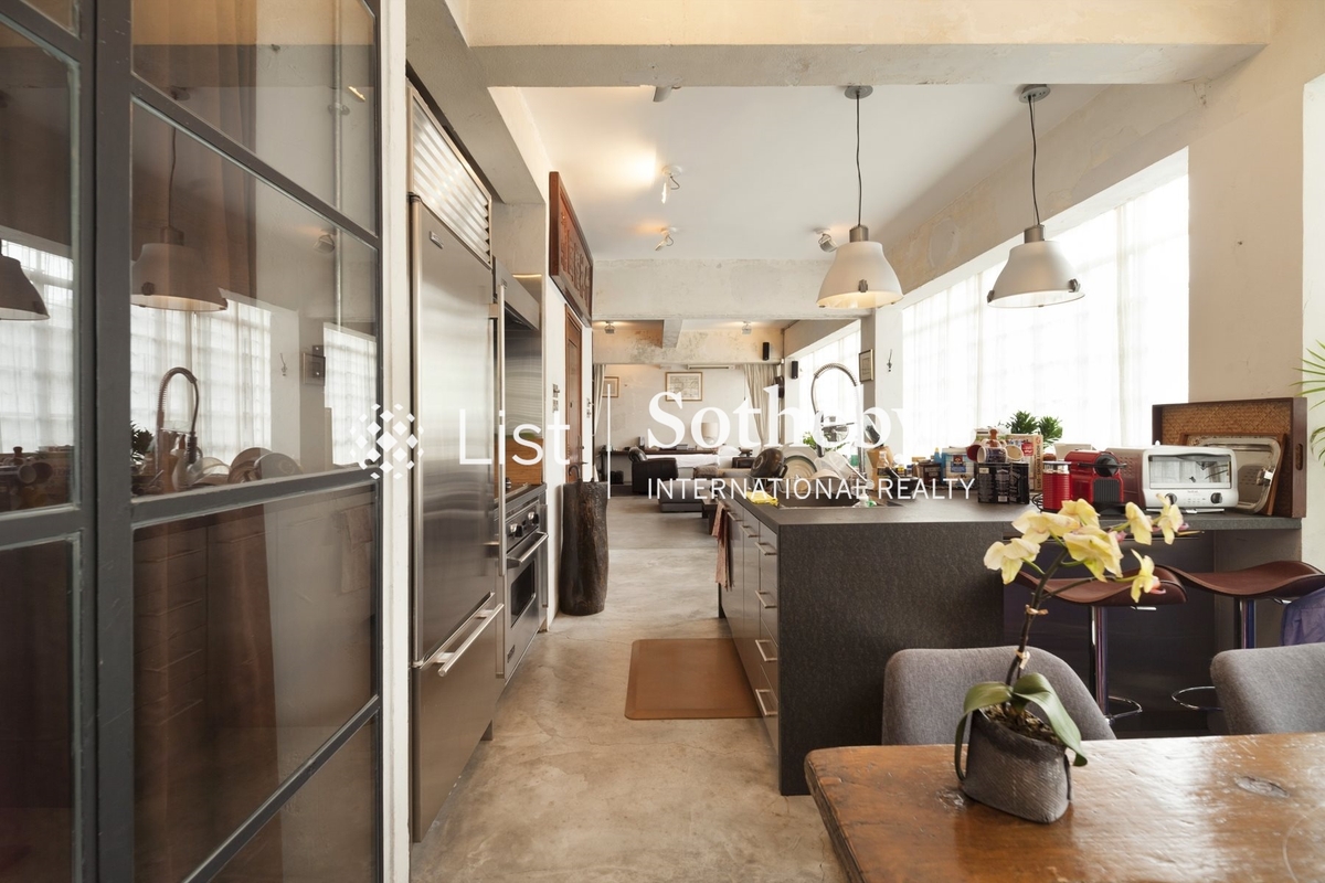 No. 60-62 Staunton Street 史丹頓街60-62號 | Living Area and Open Kitchen