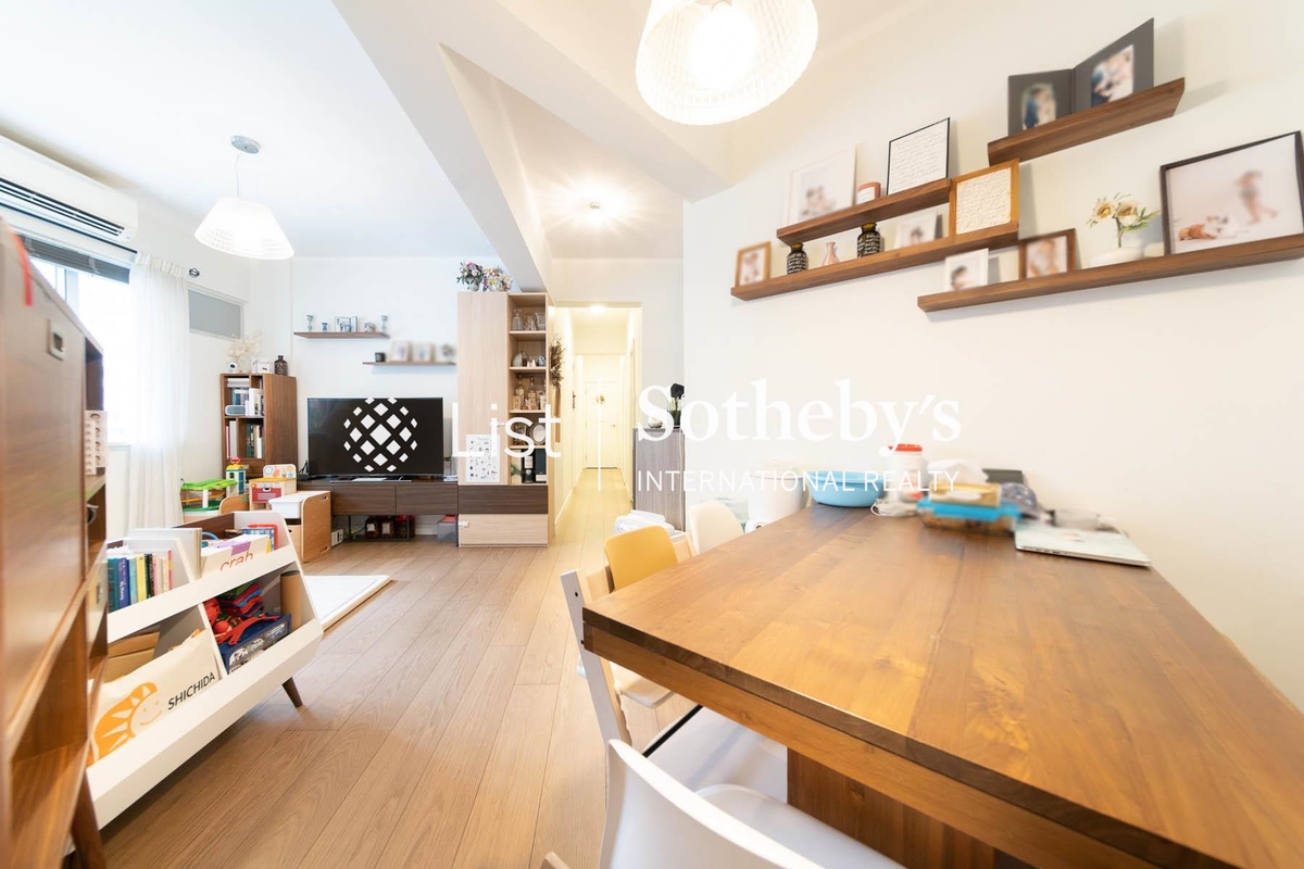 Po Tak Mansion 寶德大廈 | Living and Dining Room