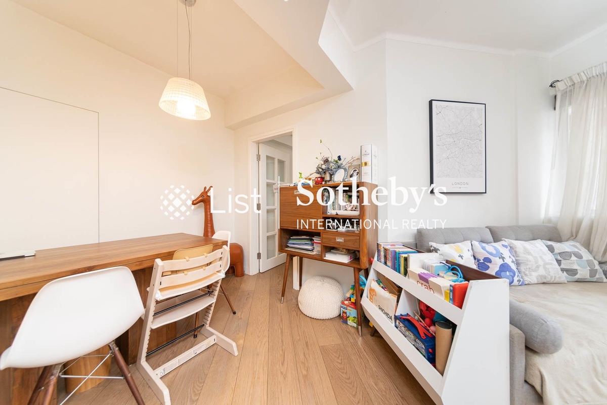 Po Tak Mansion 寶德大廈 | Living and Dining Room