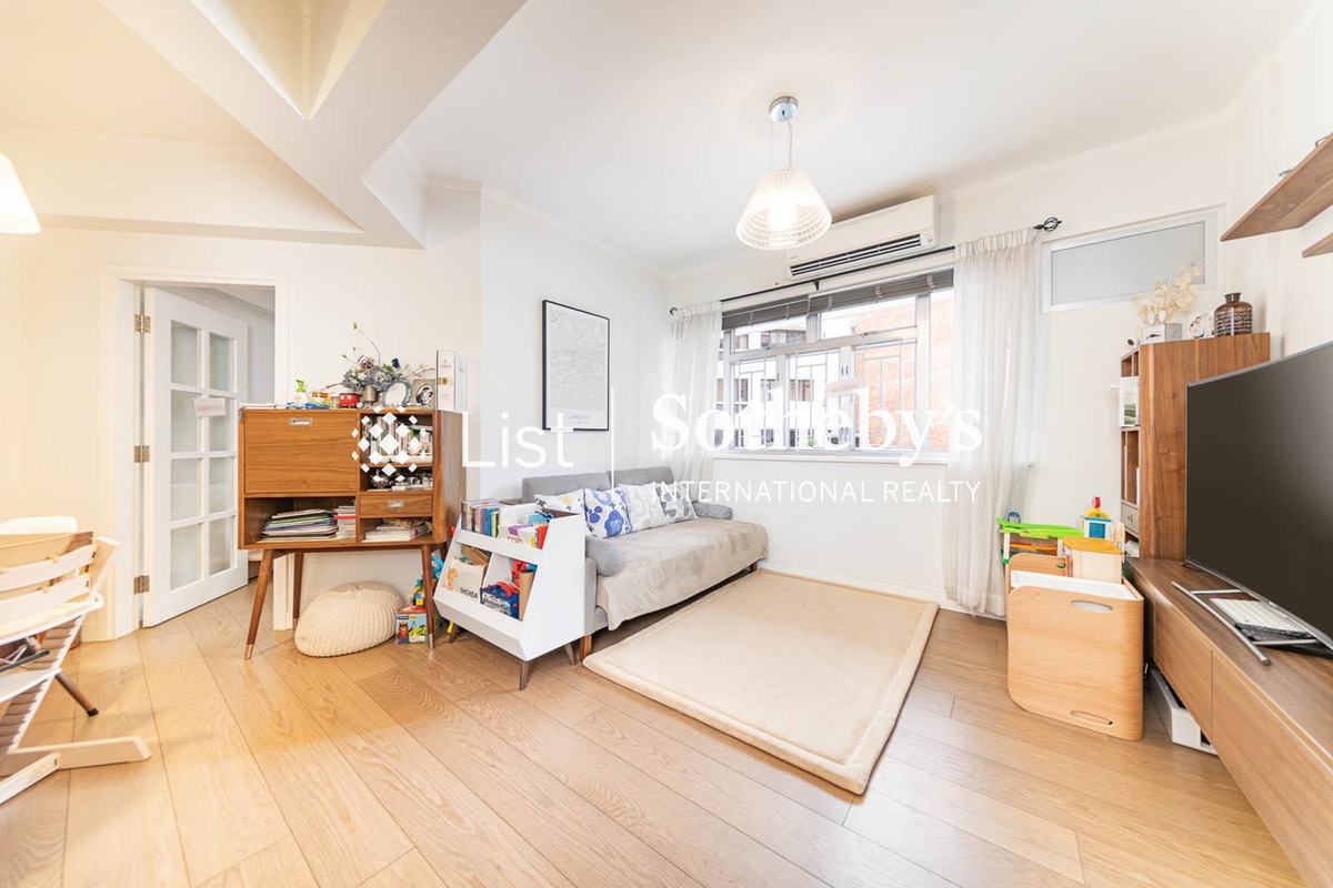 Po Tak Mansion 寶德大廈 | Living and Dining Room