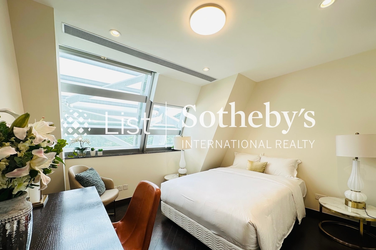 The Lily The Lily | Third Bedroom