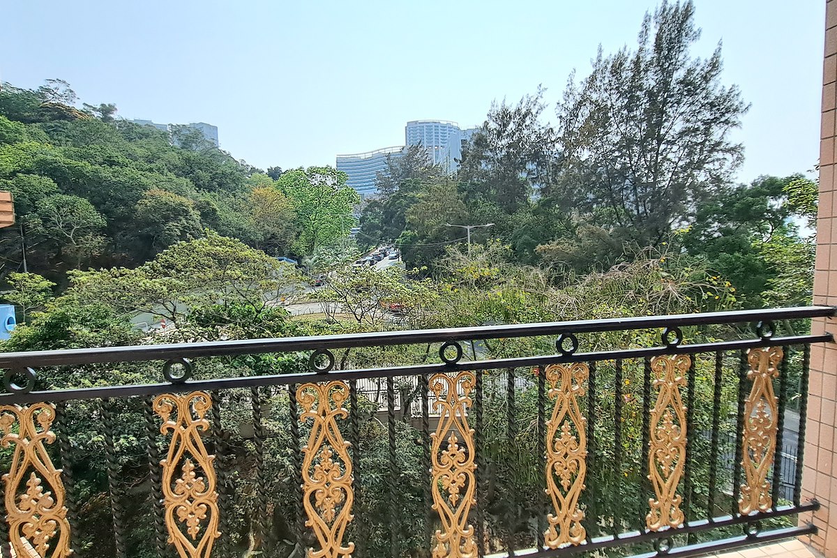 Pacific Palisades 寶馬山花園 | View from Living and Dining Room
