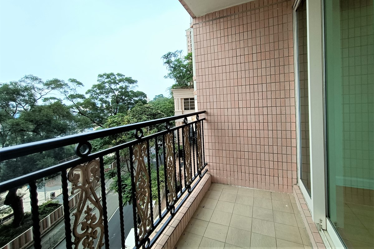 Pacific Palisades 寶馬山花園 | Balcony off Living and Dining Room