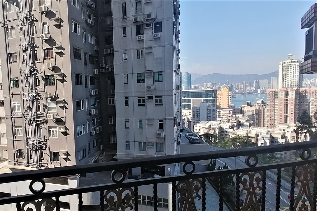 Pacific Palisades 宝马山花园 | Balcony off Living and Dining Room