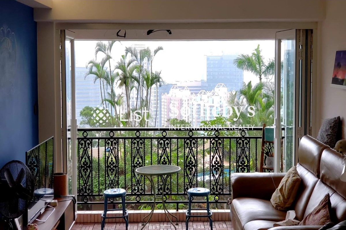 Pacific Palisades 寶馬山花園 | Balcony off Living and Dining Room