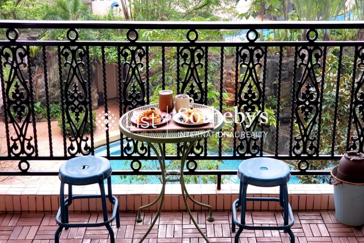 Pacific Palisades 寶馬山花園 | Balcony off Living and Dining Room