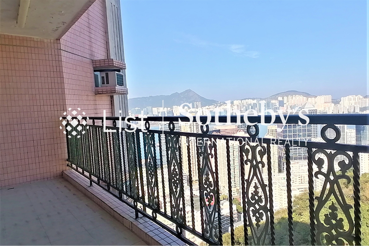 Pacific Palisades 宝马山花园 | Balcony off Living and Dining Room