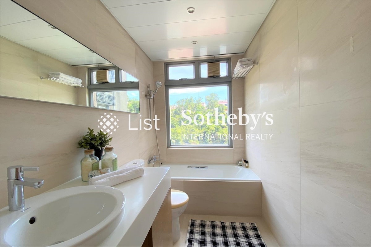 The Carmina 嘉名苑 | Guest Bathroom