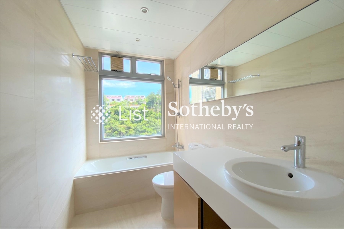 The Carmina 嘉名苑 | Guest Bathroom