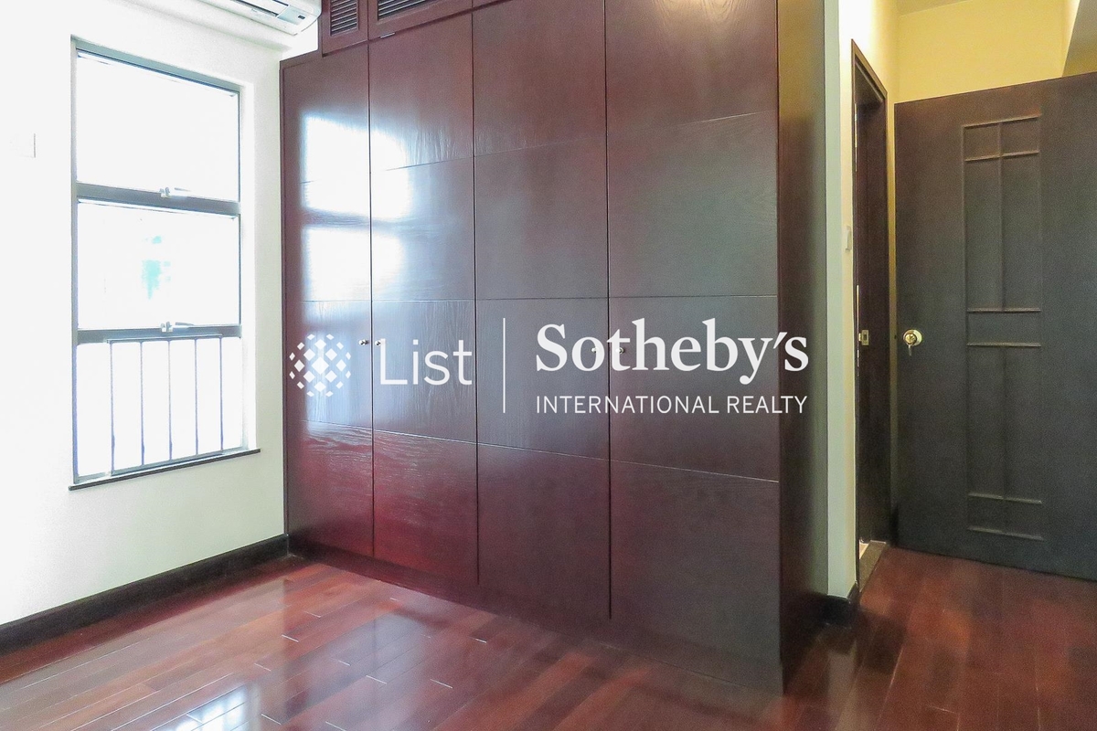 The Regalis 帝鑾閣 | Built-in Wardrobe in Master Bedroom