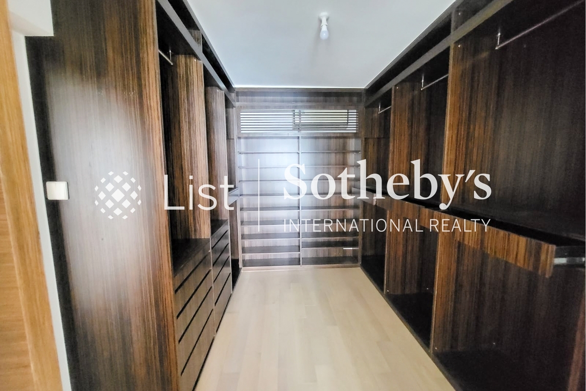 Vista Mount Davis 華亭閣 | Walk-in Closet in Master Bedroom 