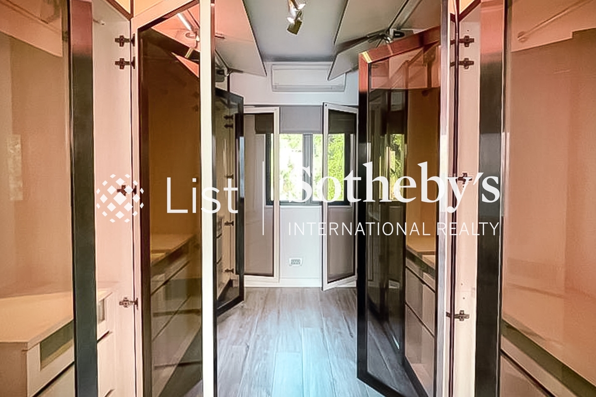 Vista Mount Davis 華亭閣 | Walk-in Closet in Master Bedroom 