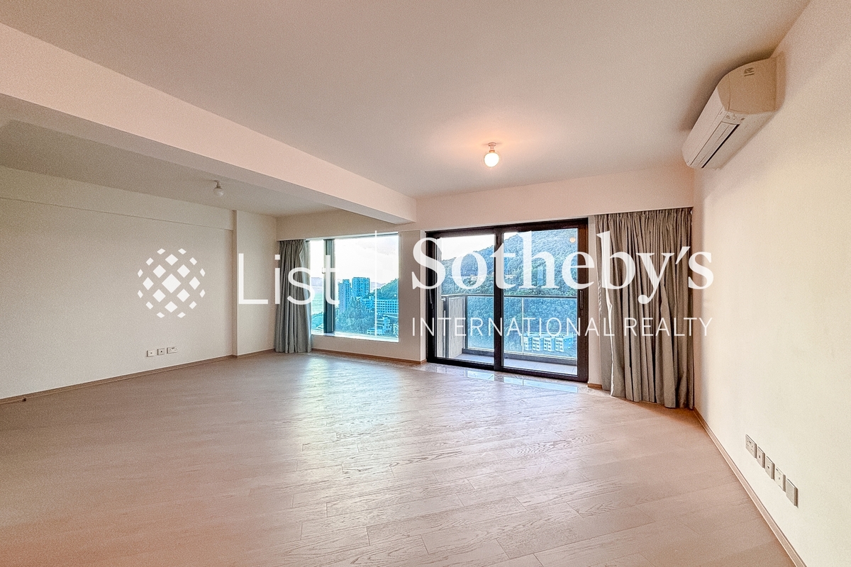 Victoria Coast Victoria Coast | Living and Dining Room