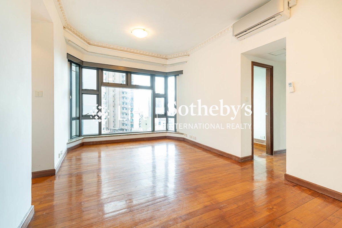 Palatial Crest 輝煌豪園 | Living and Dining Room