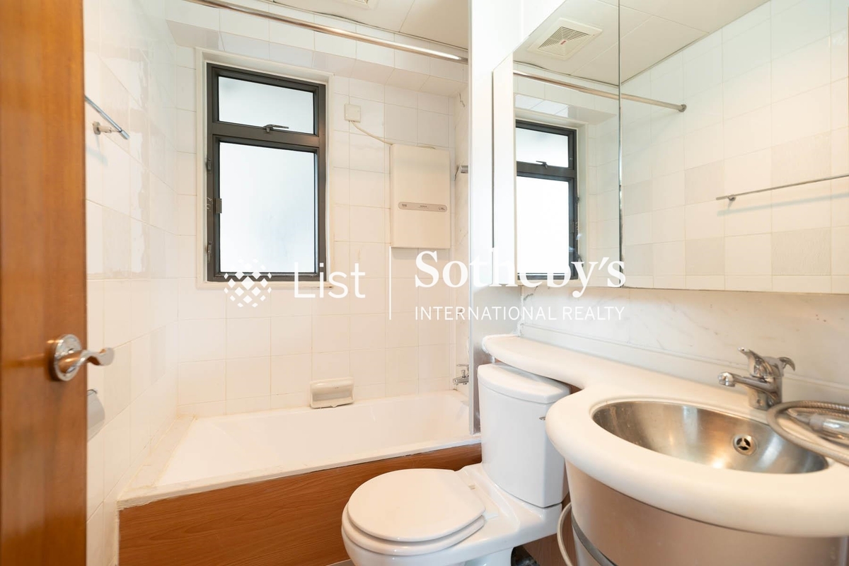 Palatial Crest 輝煌豪園 | Guest Bathroom