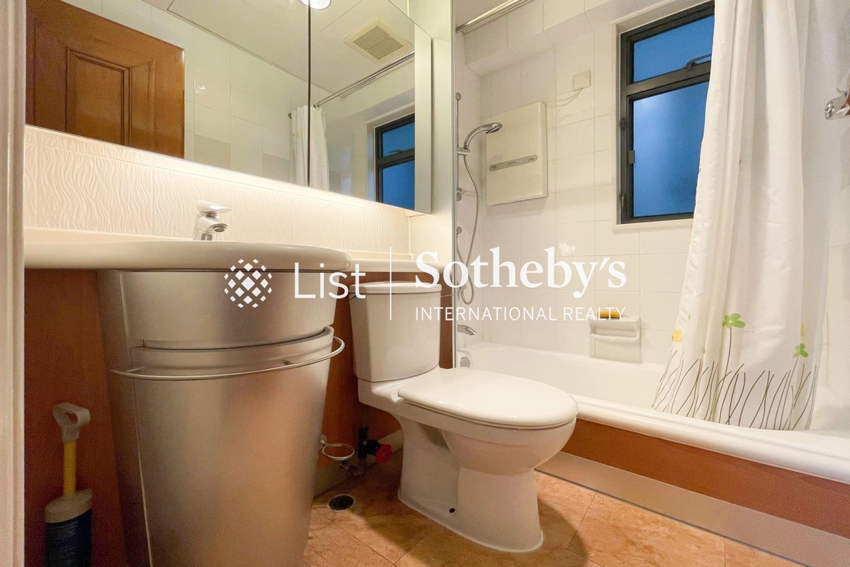 Palatial Crest 輝煌豪園 | Guest Bathroom