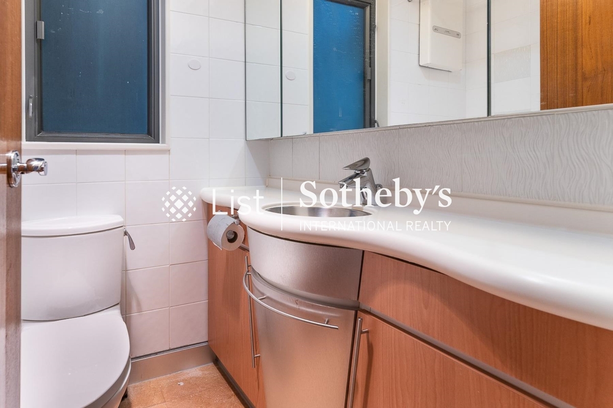 Palatial Crest 輝煌豪園 | Guest Bathroom