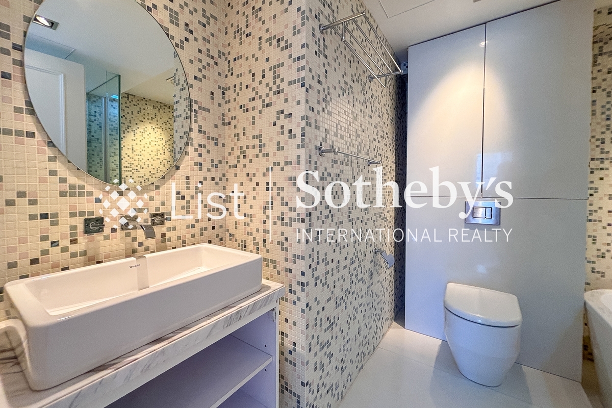 Centre Stage 聚賢居 | Master Bathroom