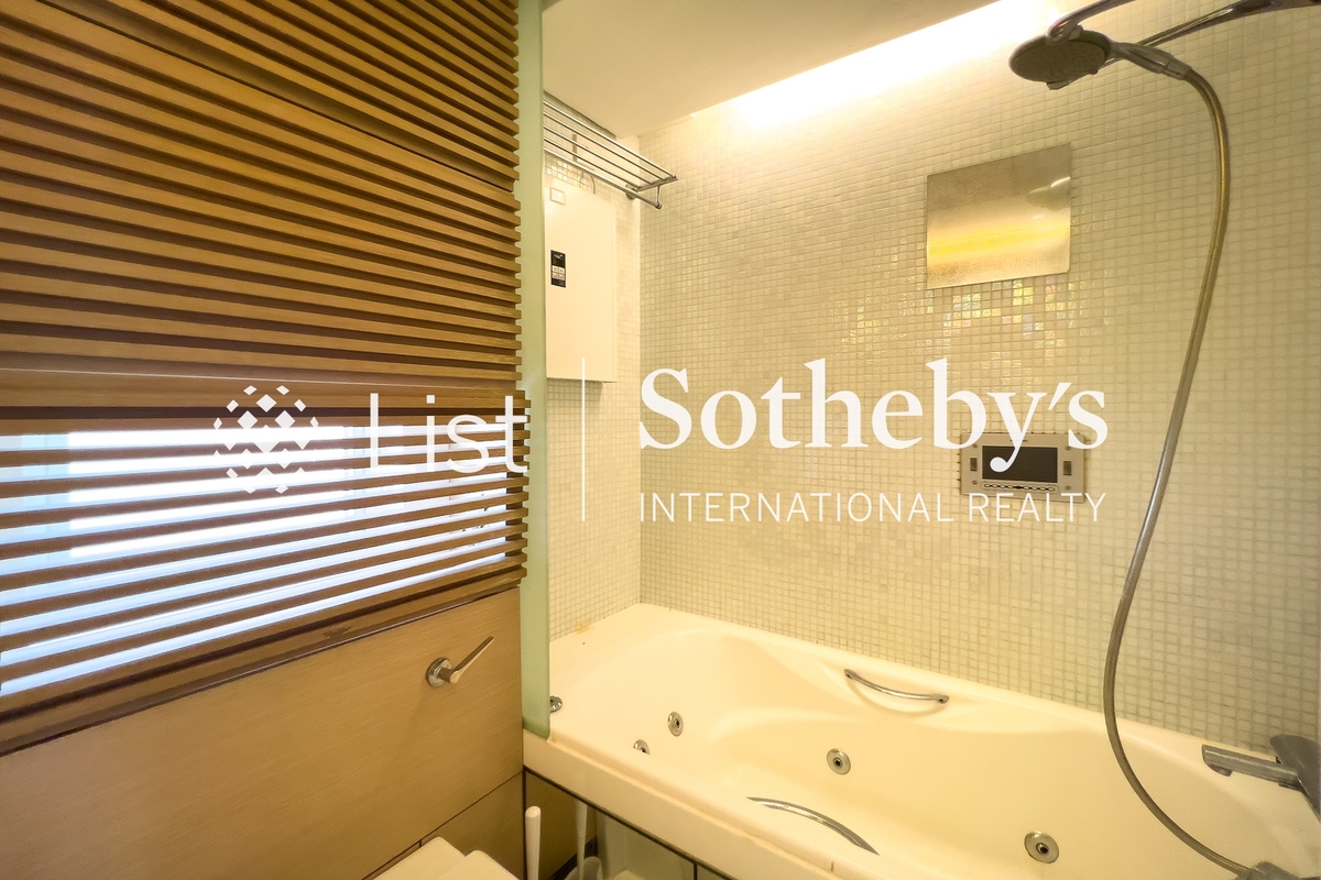 Centre Stage 聚賢居 | Master Bathroom