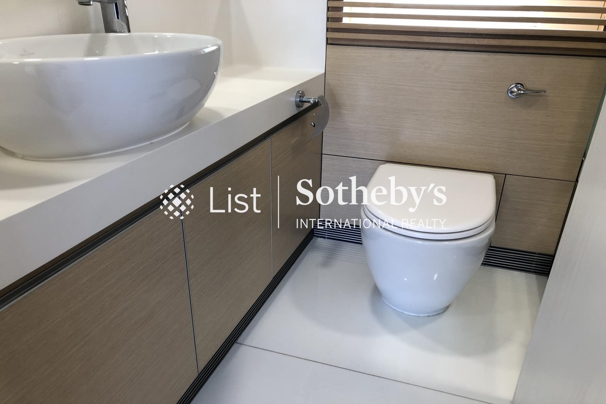 Centre Stage 聚賢居 | Master Bathroom