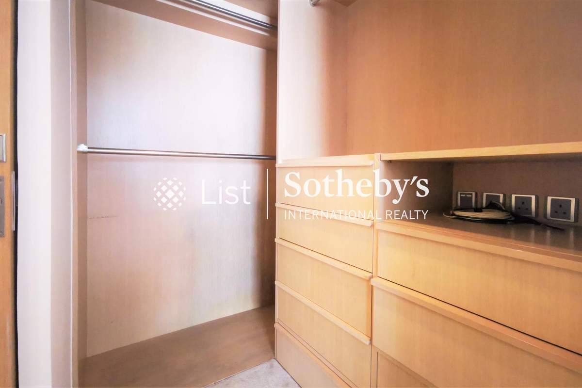 Realty Gardens 聯邦花園 | Walk-in Closet in Master Bedroom