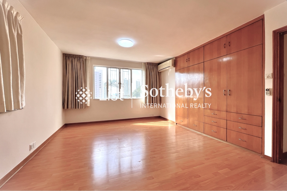 Butler Towers 柏麗園 | Built-in Wardrobe in Master Bedroom 