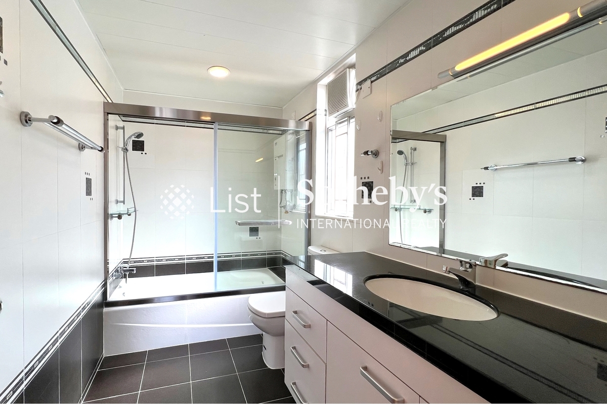 Butler Towers 柏麗園 | Master Bathroom