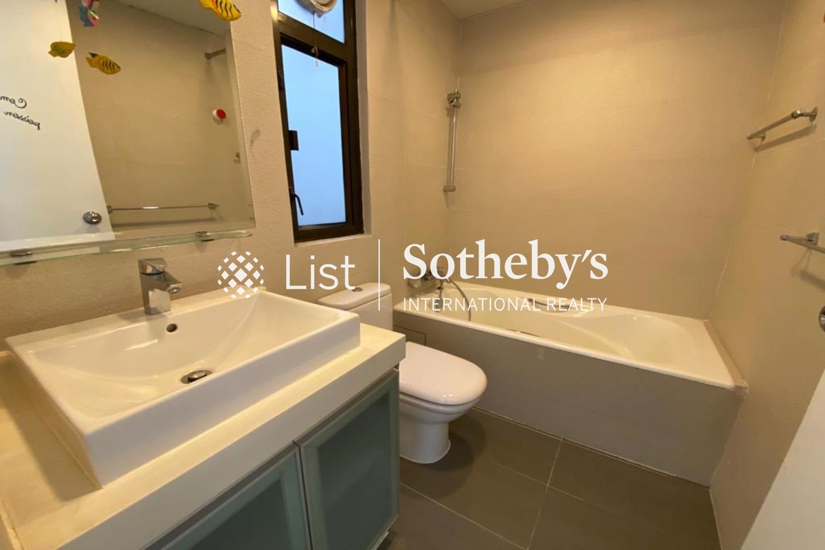 Burnside Villa 濱景園 | Guest Bathroom