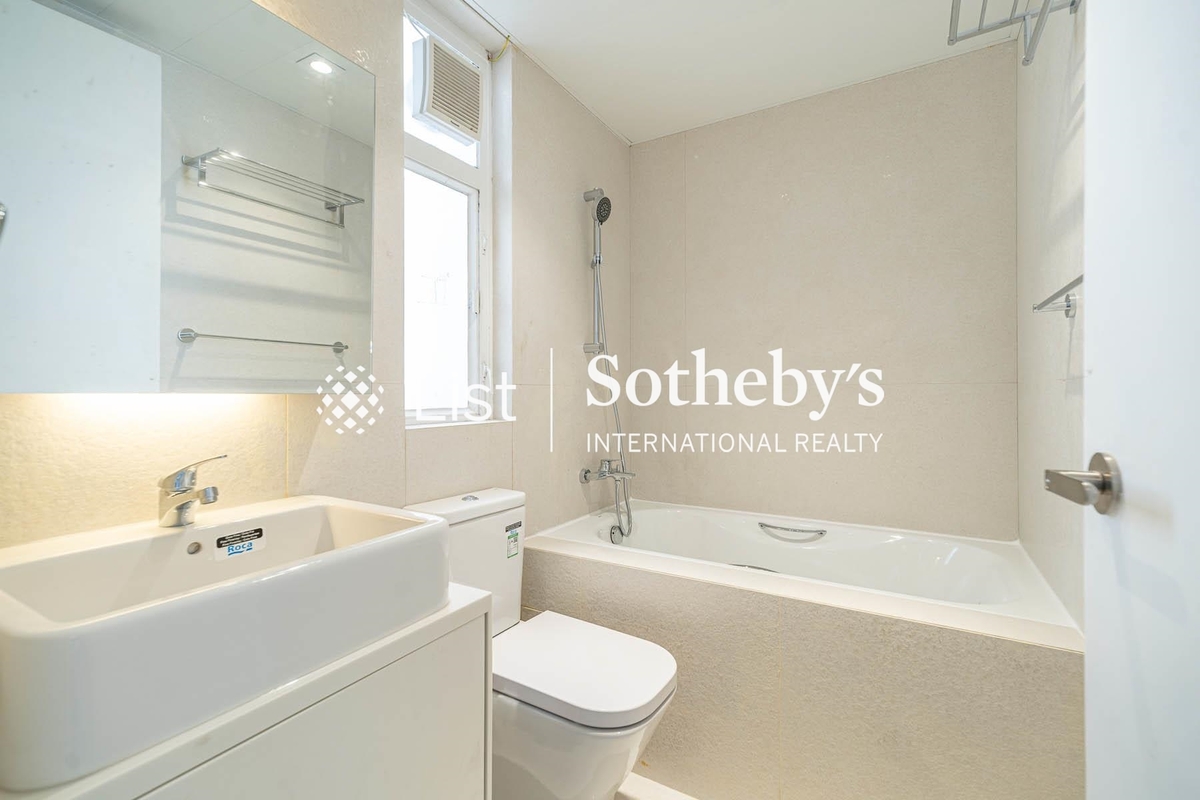 Burnside Villa 濱景園 | Guest Bathroom