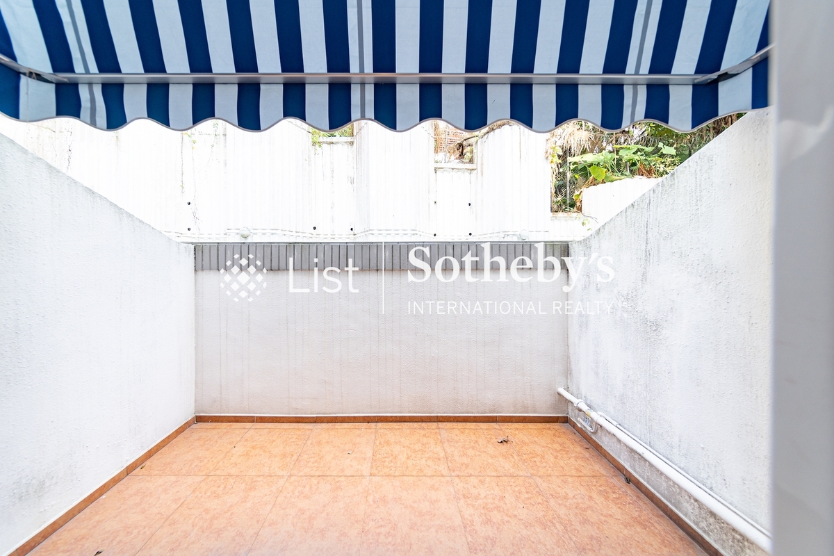 Burnside Villa 濱景園 | Private Backyard off Kitchen