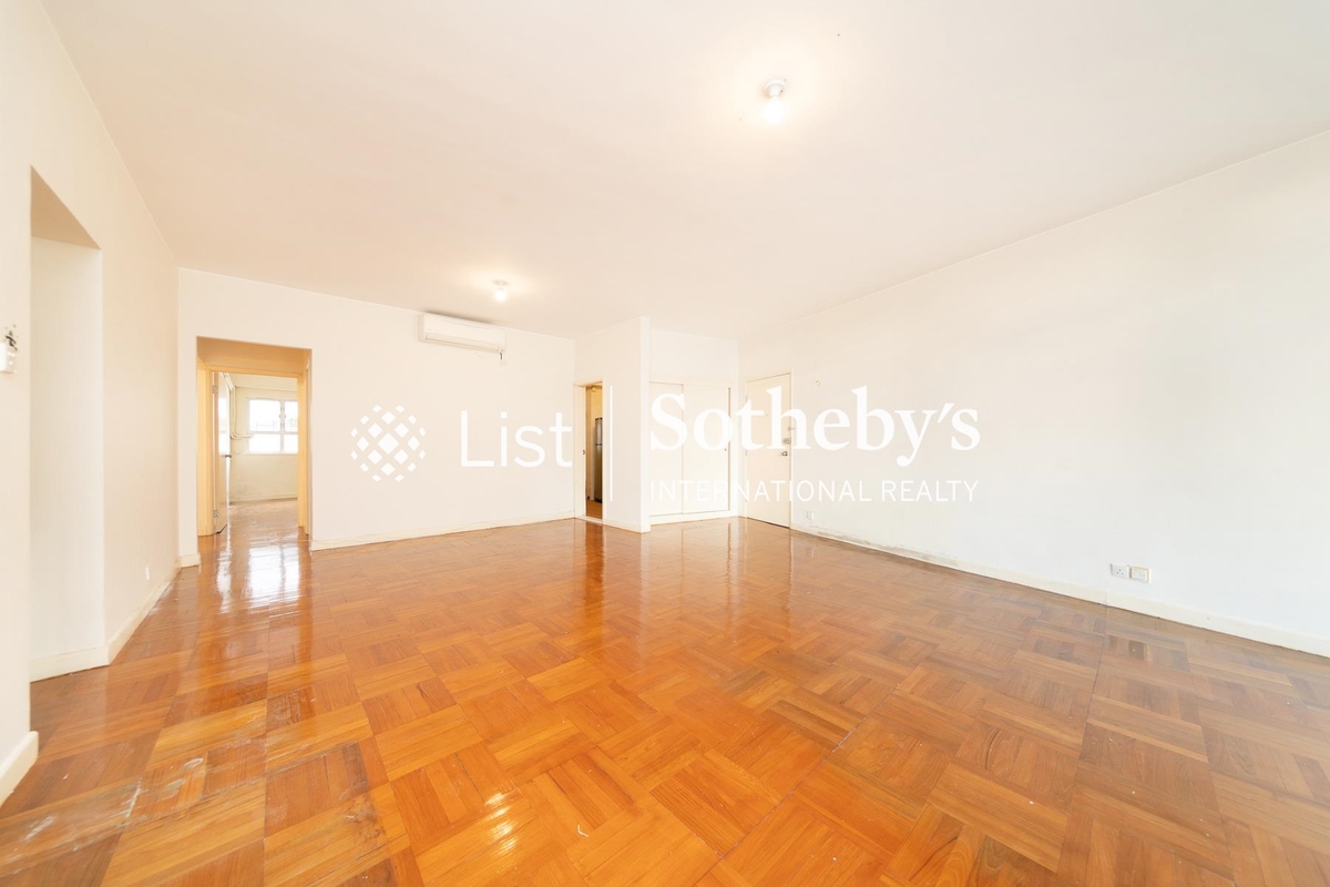 Hilltop Mansion 峰景大廈 | Living and Dining Room