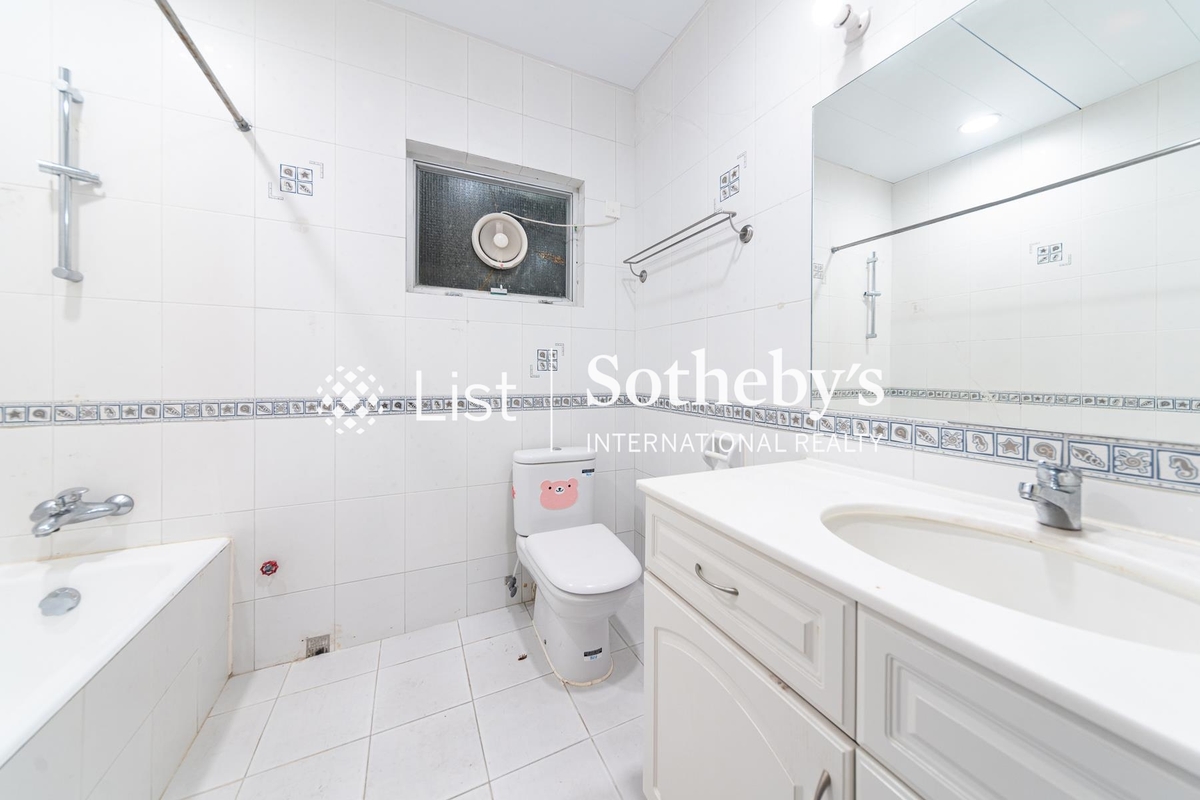 Hilltop Mansion 峰景大廈 | Master Bathroom