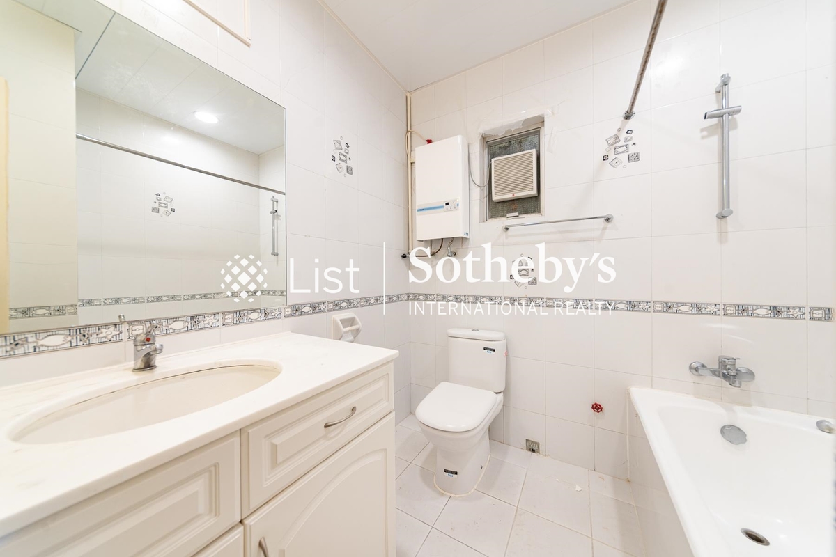 Hilltop Mansion 峰景大廈 | Guest Bathroom