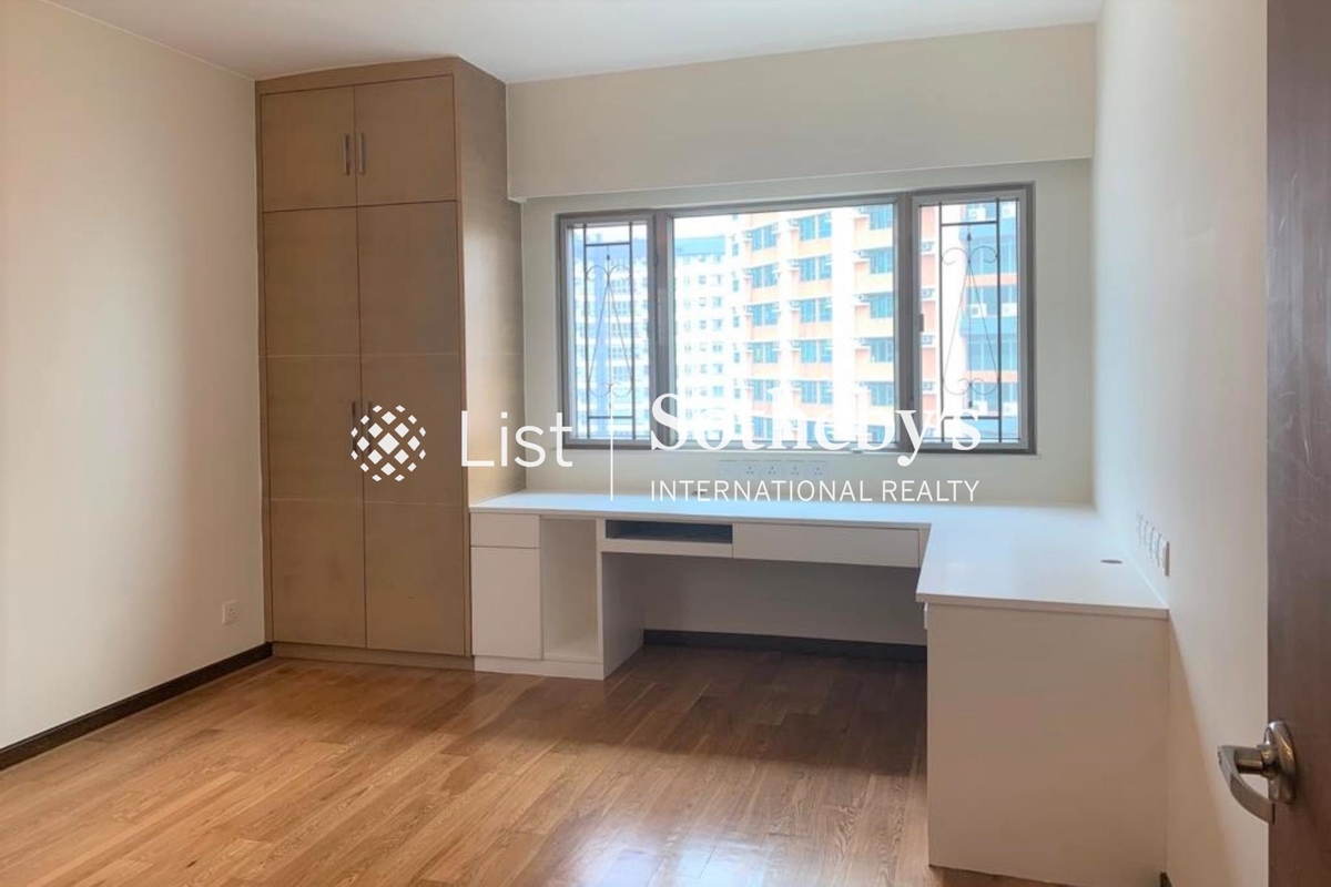 Hilltop Mansion 峰景大廈 | Second Bedroom