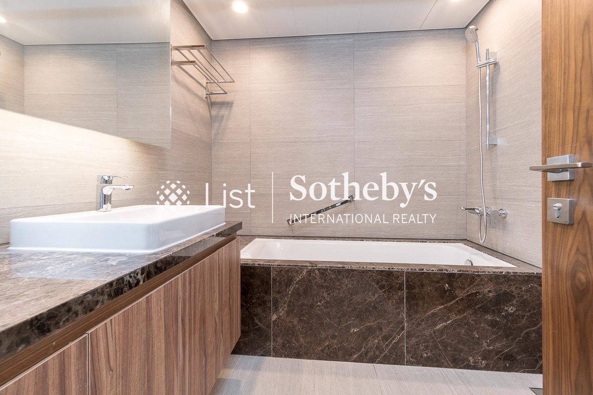 Magazine Gap Towers 馬己仙峽道15號 | Master Bathroom