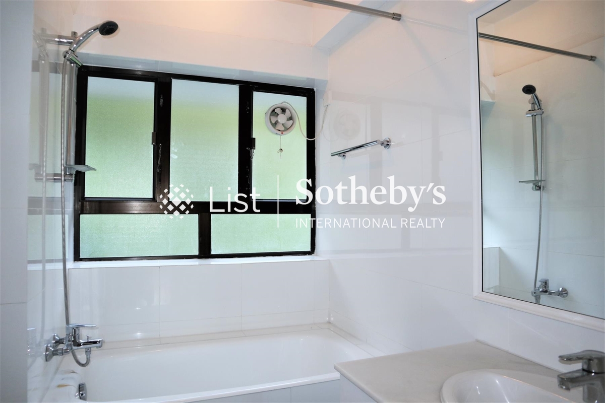 Magazine Heights 馬己仙大廈 | Guest Bathroom