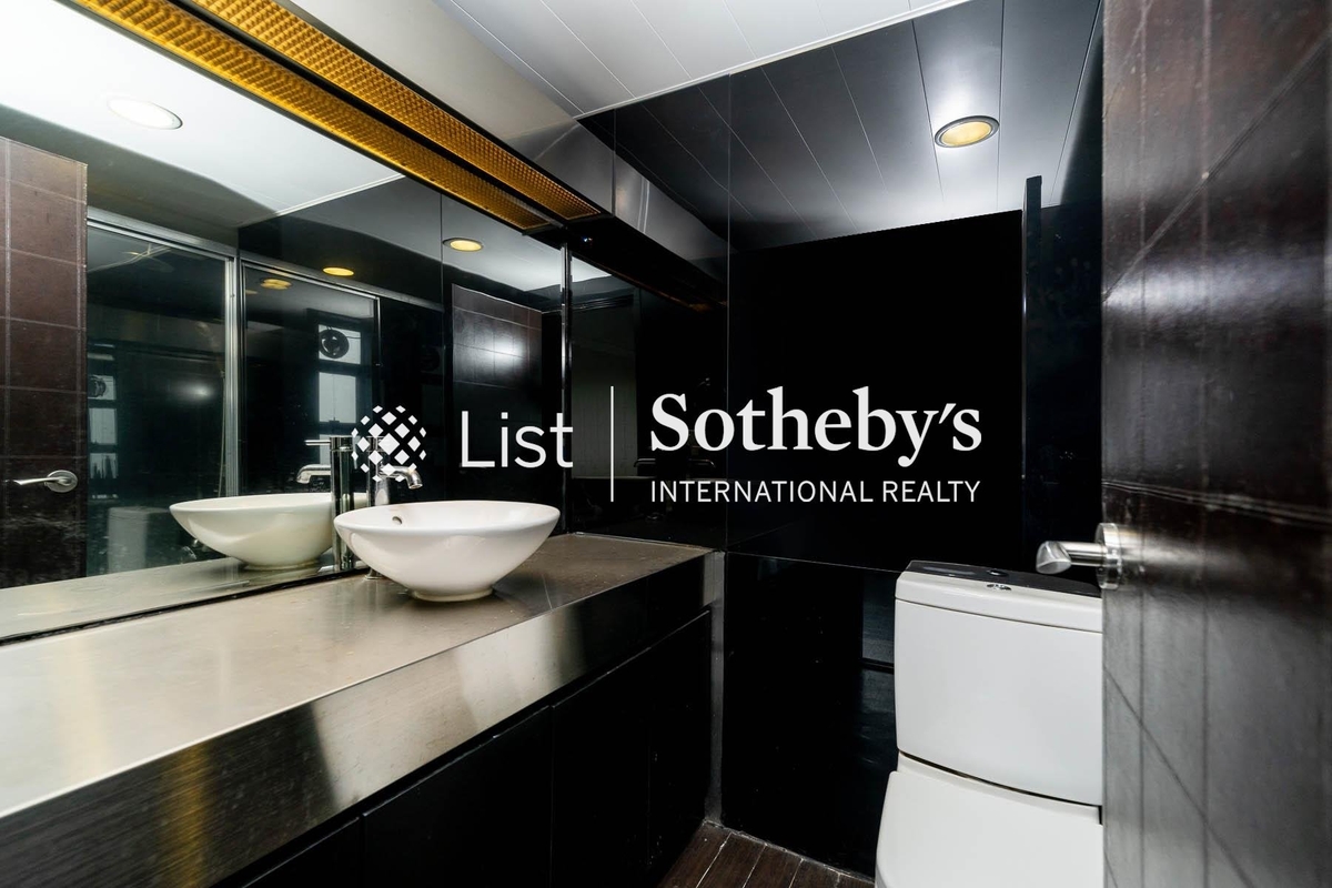 Magazine Heights 馬己仙大廈 | Master Bathroom