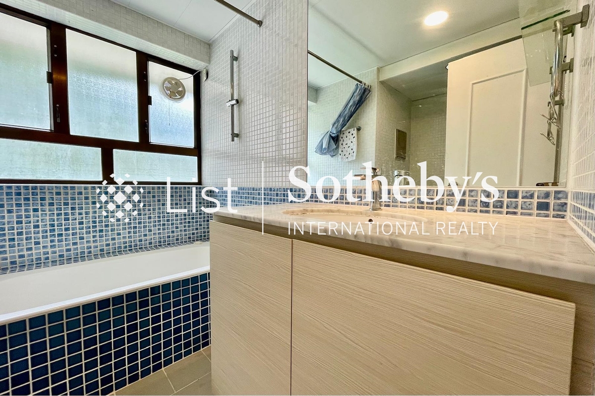 Magazine Heights 馬己仙大廈 | Guest Bathroom